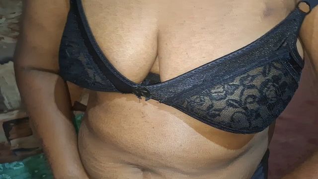 Stunning Sexy Indian Aunty Showing Off Her Gorgeous Curves